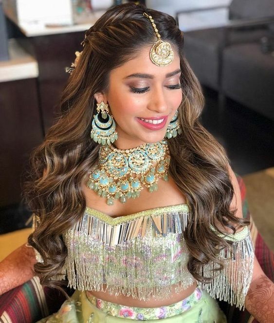 22 Gorgeous (And Trending) Maang Tikka Hairstyles For Your Wedding Look 6